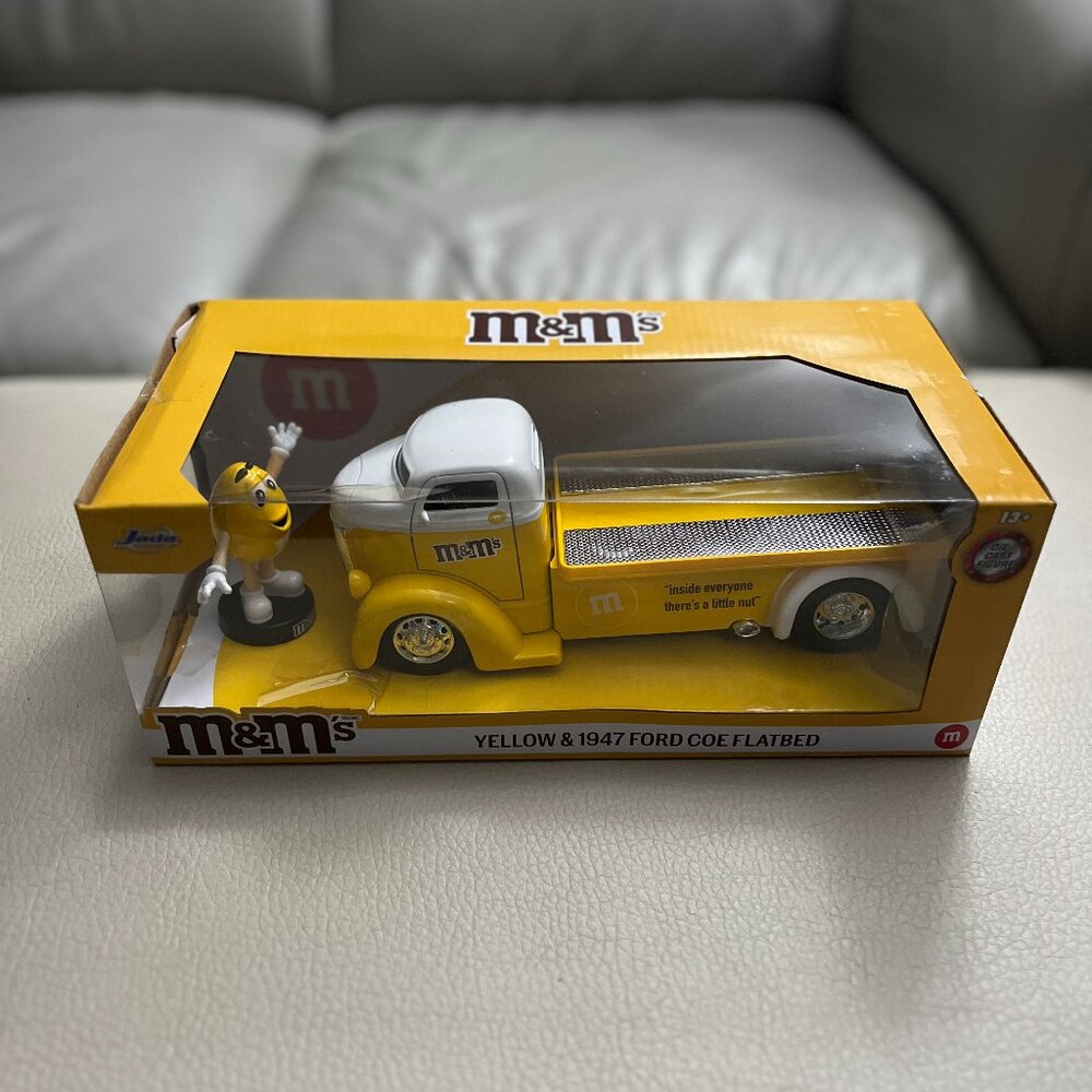 Jada M&M’s Yellow & 1947 Ford Coe Flatbed 1:24 Die Cast